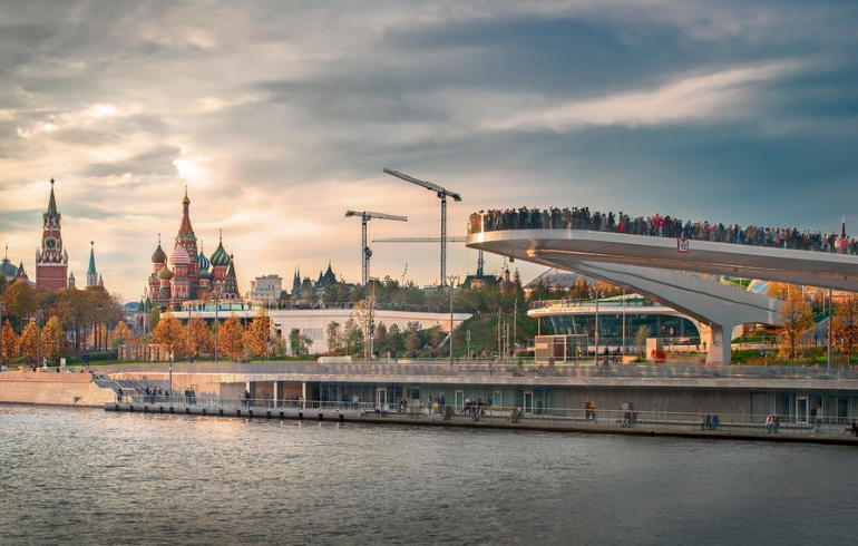 Достопримечательности парка «Зарядье». Парящий мост Достопримечательности парка «Зарядье». Парящий мост